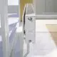 Kermi-Heizkörper, vertikal montiert, mit flacher Oberfläche und zwei Anschlussknöpfen in einem hellen Raum auf einem gefliestem Boden.